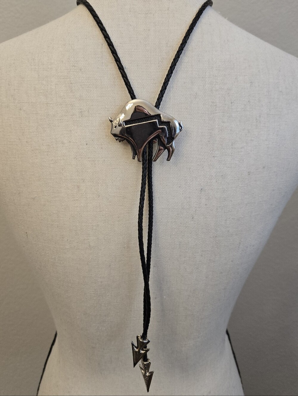 Bolo Tie Silver Tone Bull Black Arrow Cut Out Arrows As Bottom Anchor Western